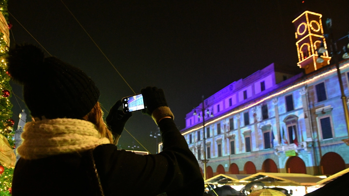 Il palazzo comunale di Forlì illuminato dal videomapping