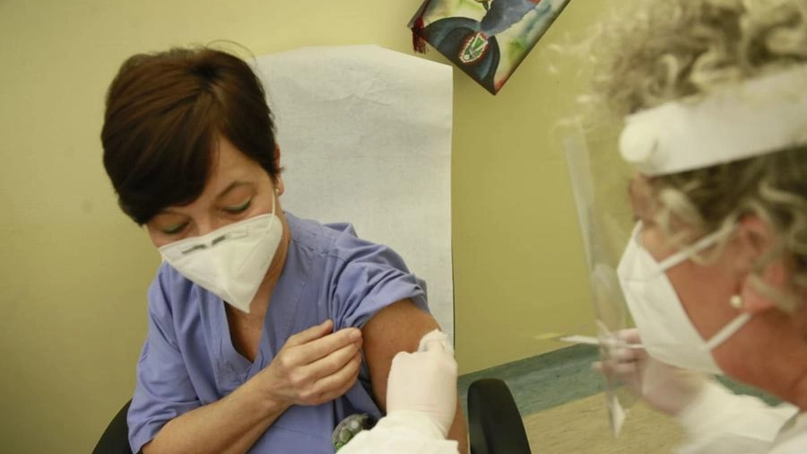 Vaccino covid Marche over 50, boom di prenotazioni