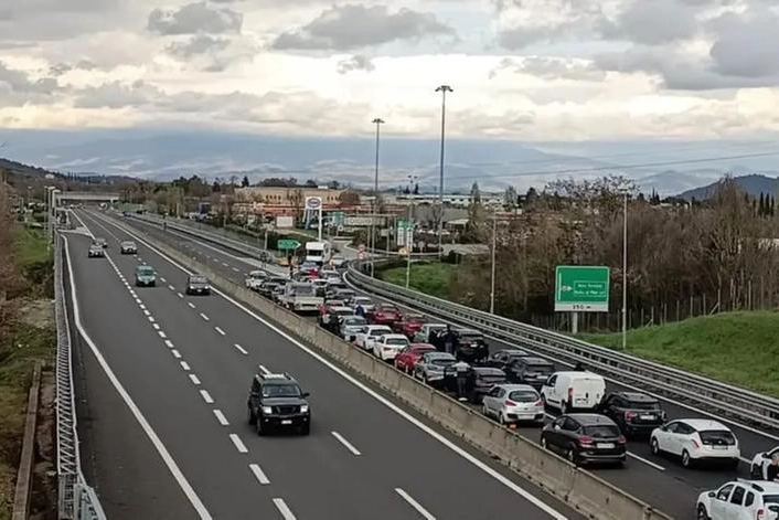 Autostrada A1 bloccata in zona Arezzo per scontri tra tifosi di Roma e Napoli
