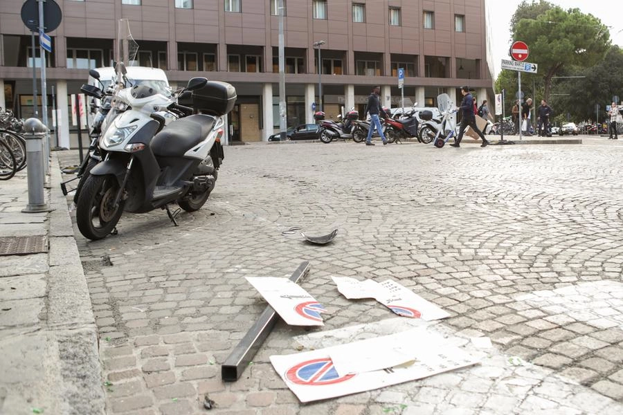Maxi rissa vicino alla stazione di Bologna, i danni il giorno dopo (FotoSchicchi)
