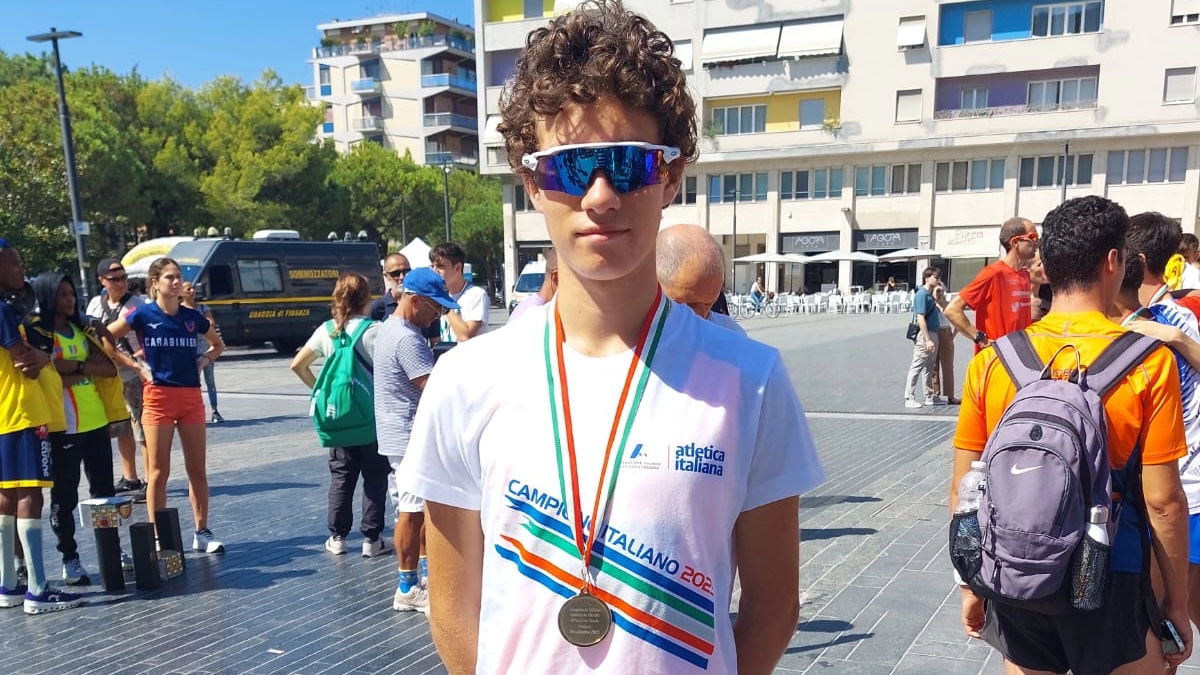 Luciano Carallo con la maglia tricolore e la medaglia d'oro al collo