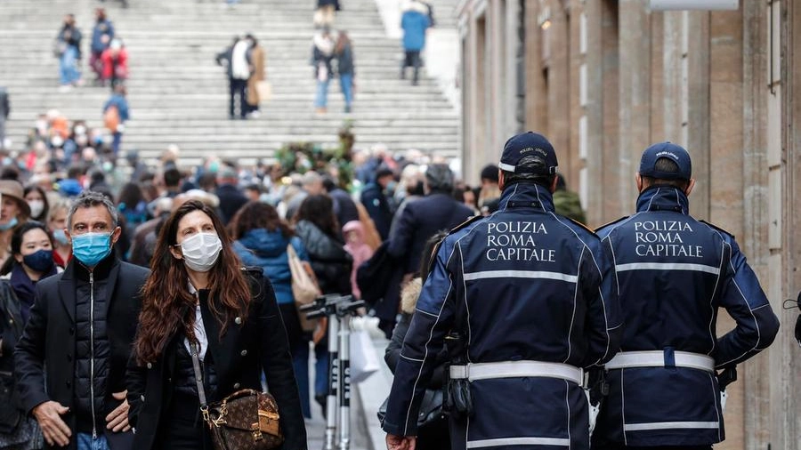 Folla e controlli mascherine nel centro di Roma