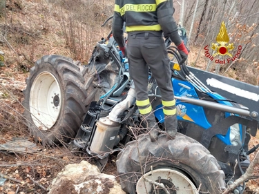 Incidente nel veronese, trattore si ribalta a Soave: morto agricoltore