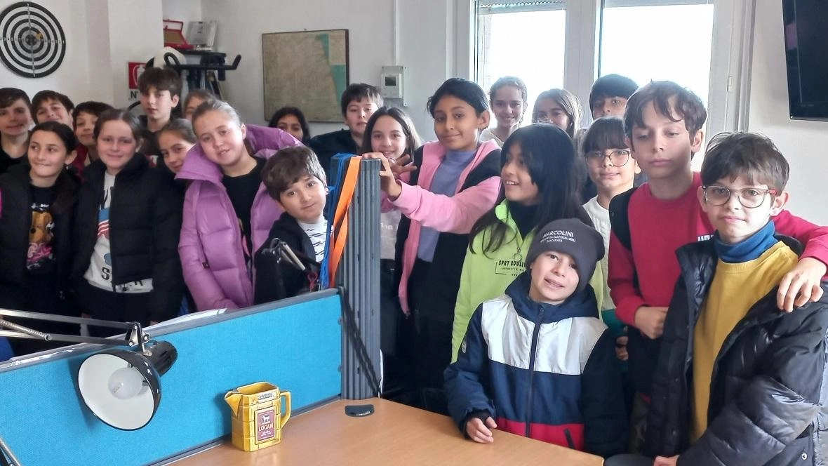 Gli alunni della scuola Pertini di Piediripa in visita al Resto del Carlino e alla Provincia