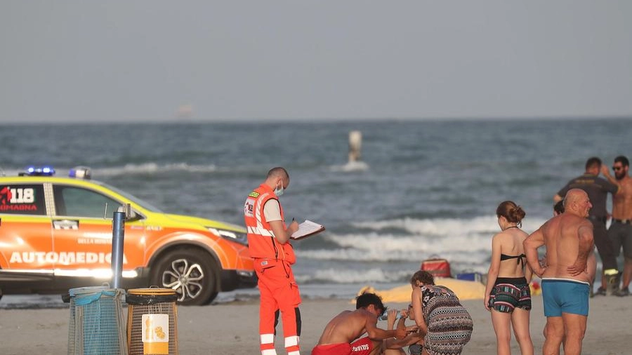 Alcuni momenti dei soccorsi nella spiaggia tra Lido Adriano e Punta Marina (foto Zani)