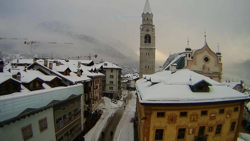 Cortina d'Ampezzo ricoperta dalla neve (immagine della web cam di Ski Info)