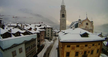 Cortina d'Ampezzo, oggi 10 centimetri di neve, 40 in quota: ma è allerta valanghe