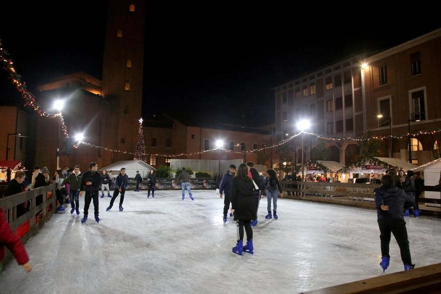 La pista di ghiaccio a Cesena (foto Ravaglia)