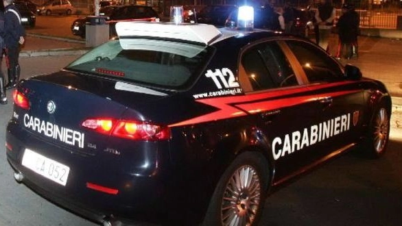 Nel corso dell’inseguimento il fuggitivo ha distrutto due auto dei carabinieri, ferendo quattro militari  