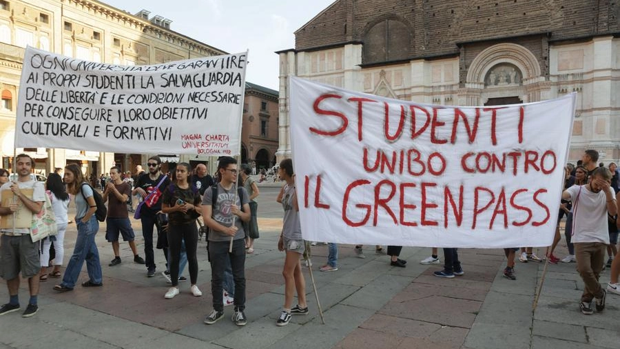 Una protesta in piazza Maggiore contro il Green Pass