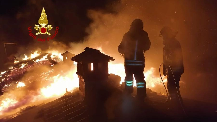 Vigili del fuoco sul tetto dell'abitazione