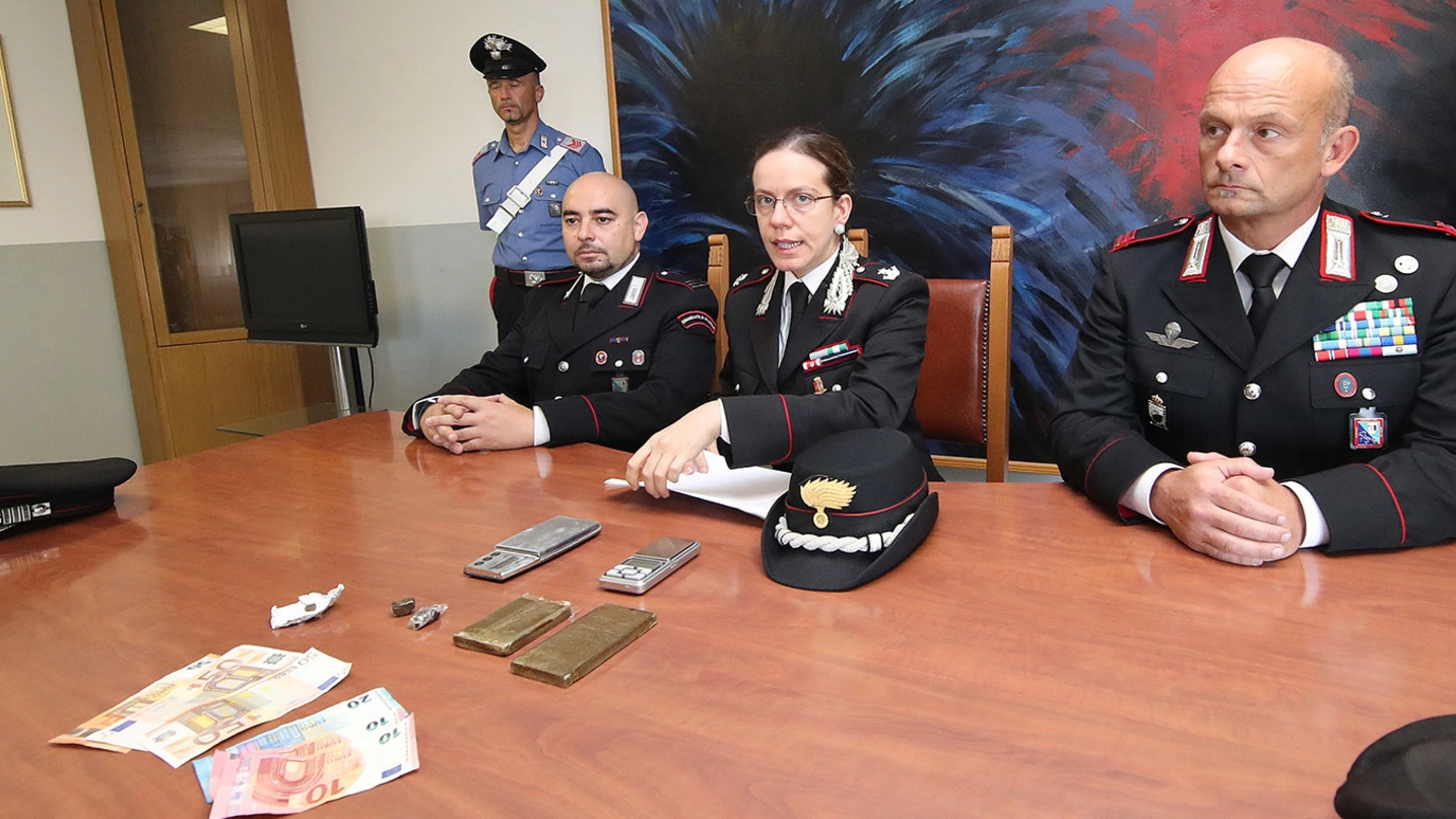 La conferenza stampa di stamane dei carabinieri della compagnia di Pesaro per spiegare l’arresto dello spacciatore