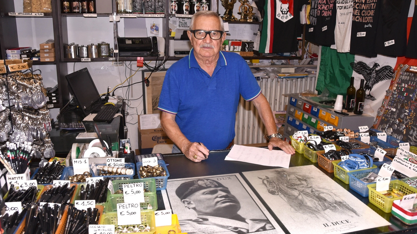 Pierluigi Pompignoli, titolare di un negozio di gadget fascisti a Predappio (Fotoest)
