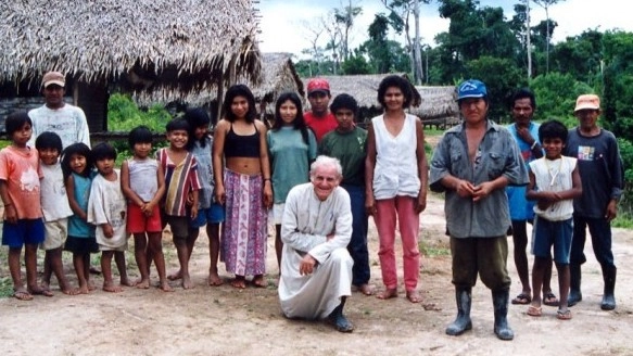 Padre Paolino, al centro, in un villaggio amazzonico 