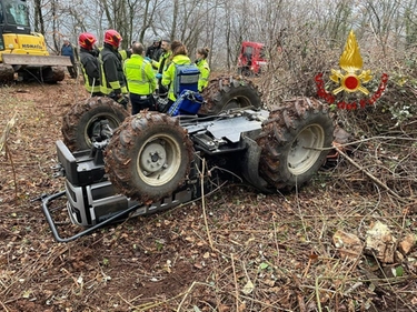 Tragedia sul lavoro: trattore si ribalta nel bosco, muore agricoltore a Bosco Chiesanuova