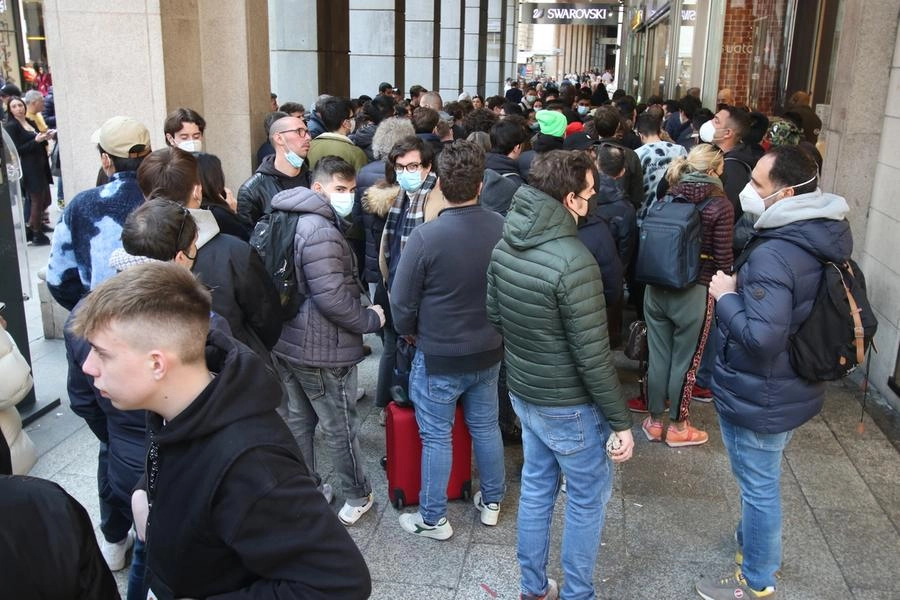Folla a Milano per il nuovo Swatch