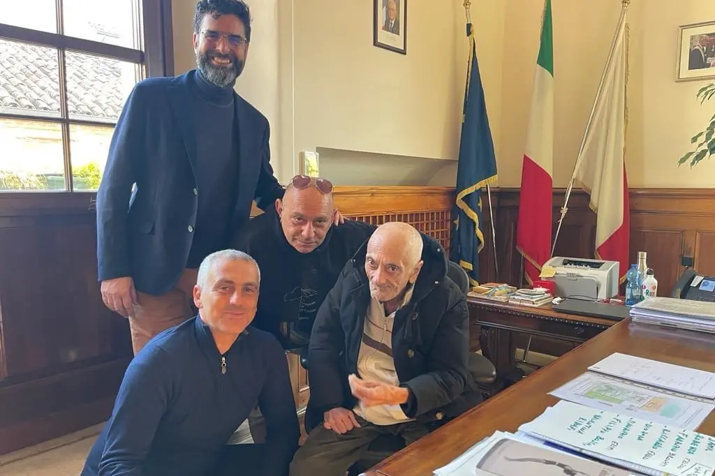 Il sindaco Jamil Sadegholvaad con l'assessore Gianfreda ricevono a Palazzo Garampi il clochard Franco