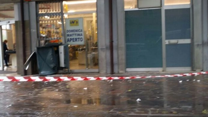 ll supermercato In’s di via Manzoni con la cassa continua sventrata dai ladri questa notte