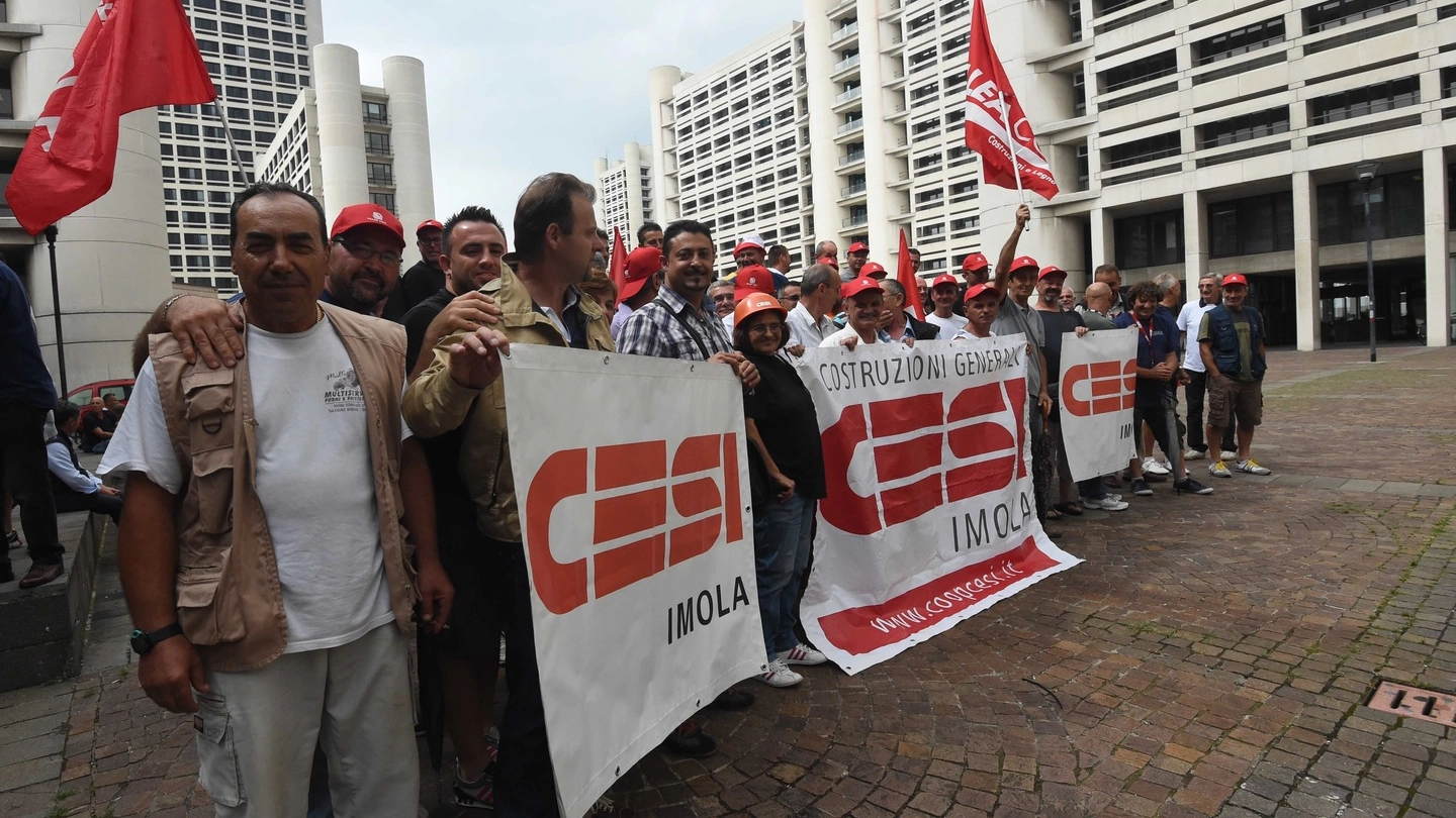 Imola (Bologna), la protesta dei lavoratori Cesi in Regione (FotoSchicchi)