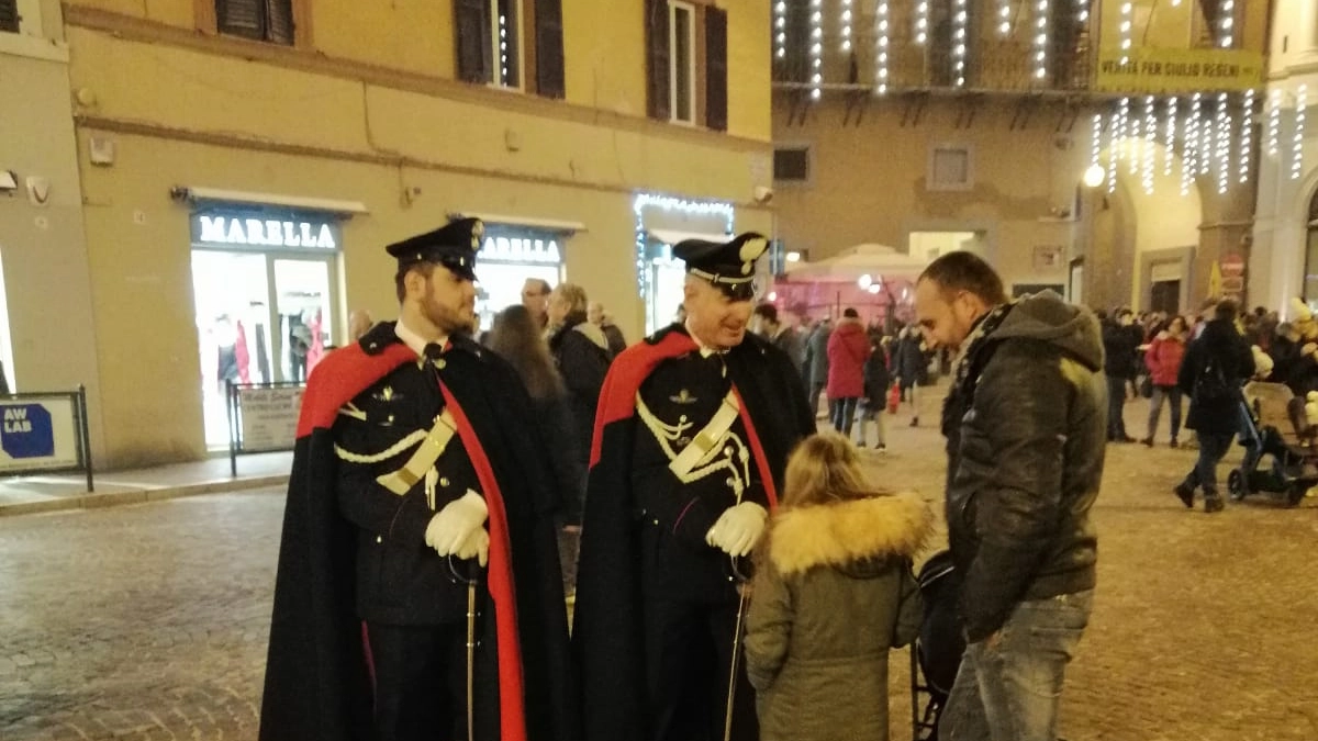 I carabinieri con la maestosa uniforme in piazza della Repubblica