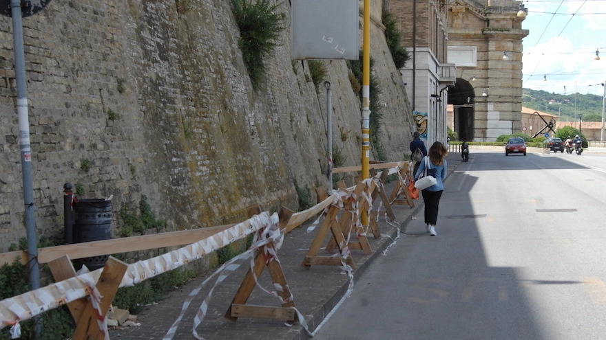 Ancona, le transenne in via 29 Settembre (foto Antic)