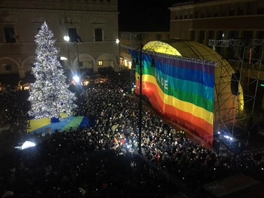 A Pesaro si accende l’albero di Natale, oltre 5mila persone in piazza