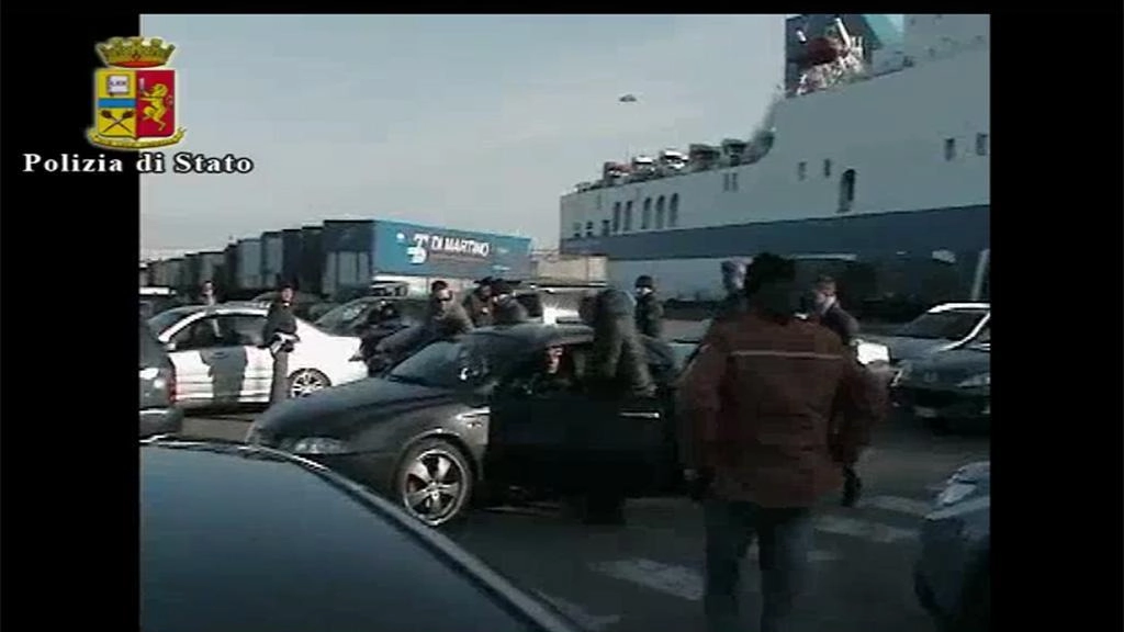 Un fermo immagine di un video della polizia con l'operazione anti-droga