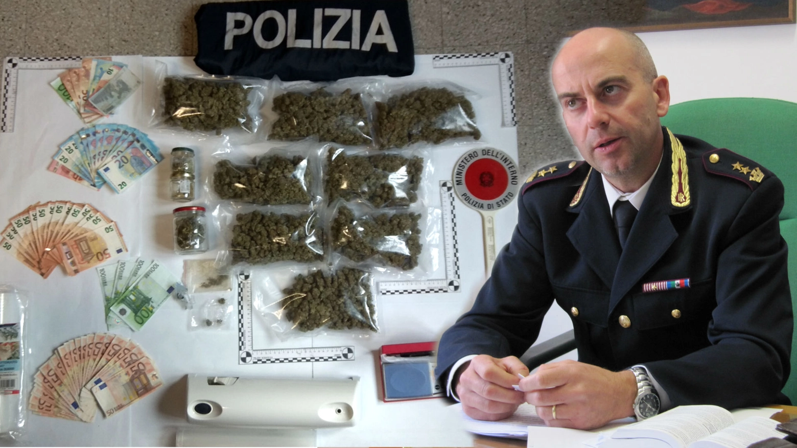 Il dirigente del Commissariato, Pineschi, con la droga sequestrata
