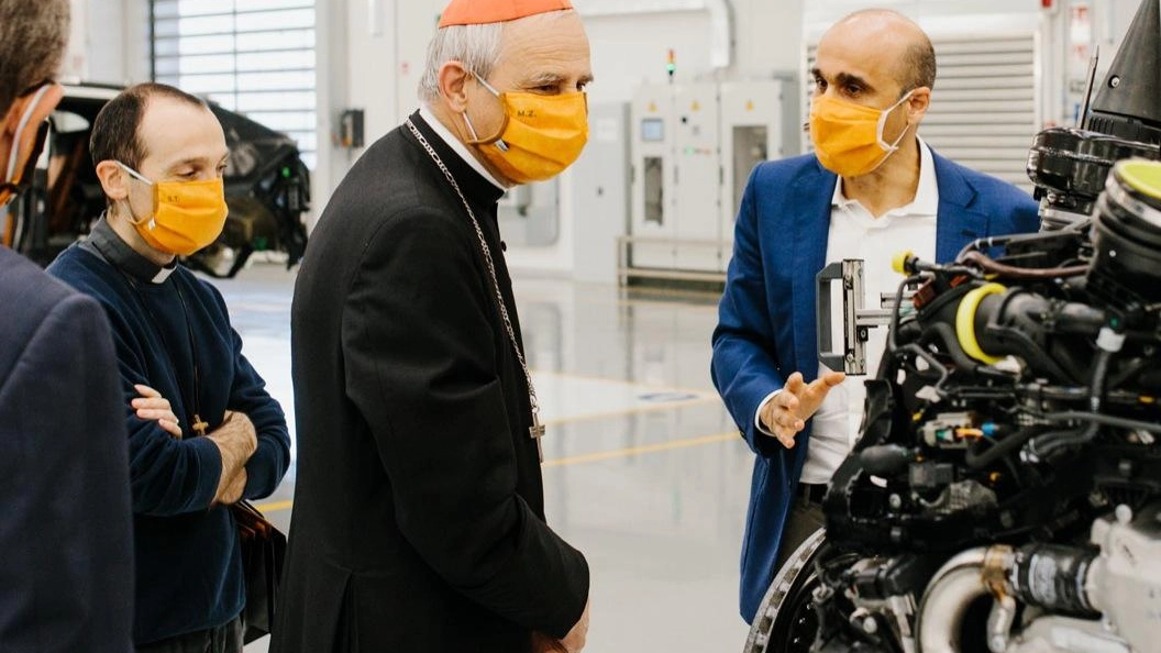 Il cardinale Matteo Zuppi, 65 anni, in visita alla Lamborghini nello scorso giugno