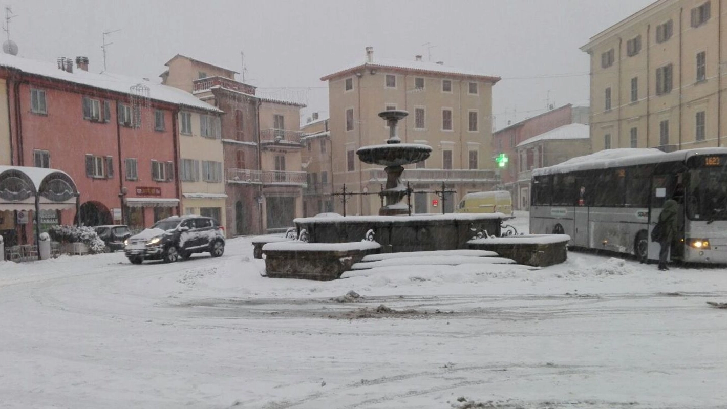 Forti disagi alla circolazione per la neve a Novafeltria (foto Celli)