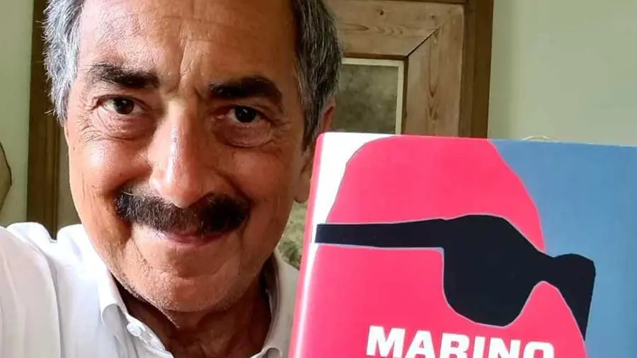 Il noto giornalista forlivese Marino Bartoletti con una copia del suo ultimo libro