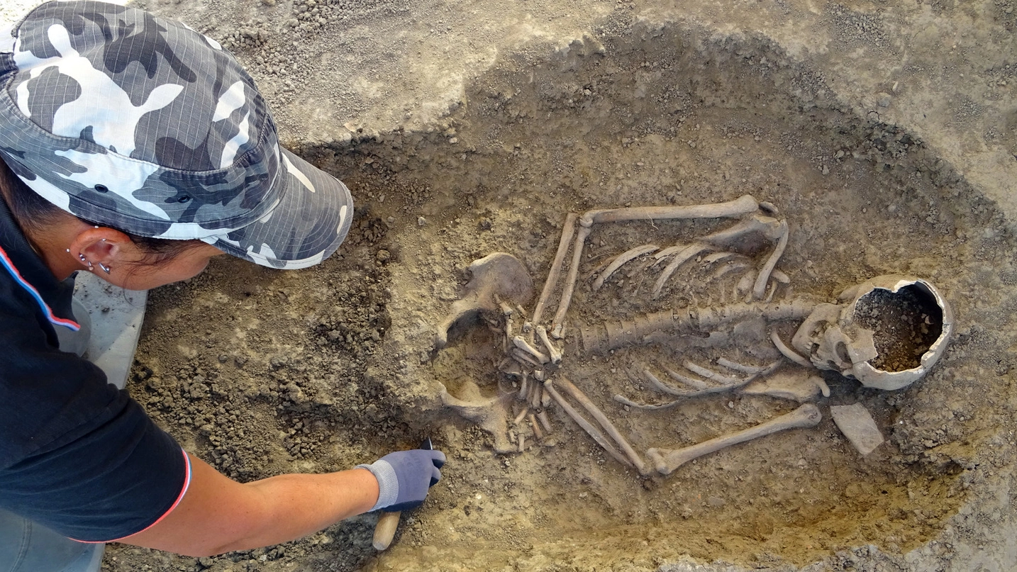 Gli archeologi al lavoro sugli scheletri ritrovati