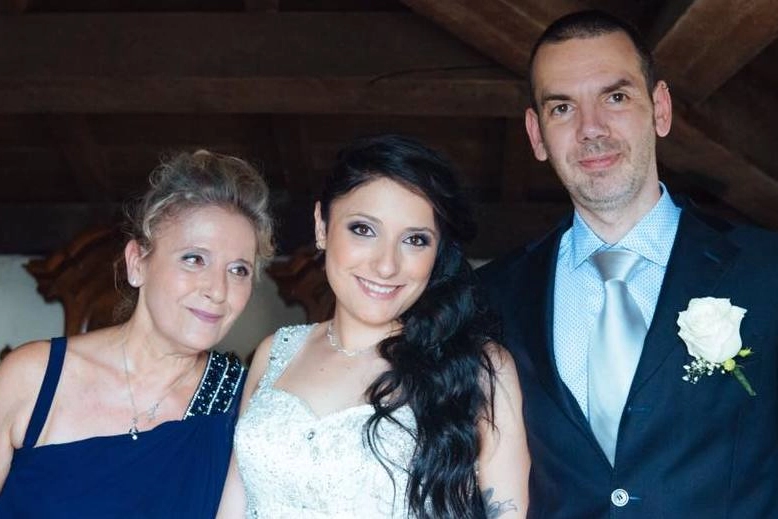Alice Neri insieme alla mamma Patrizia e al fratello Matteo il giorno del suo matrimonio