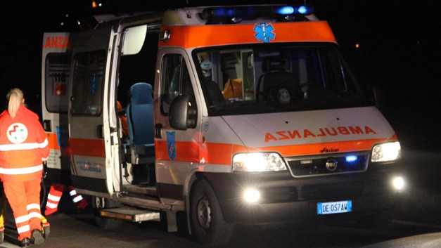 L’uomo trasportato in ambulanza al Mazzoni