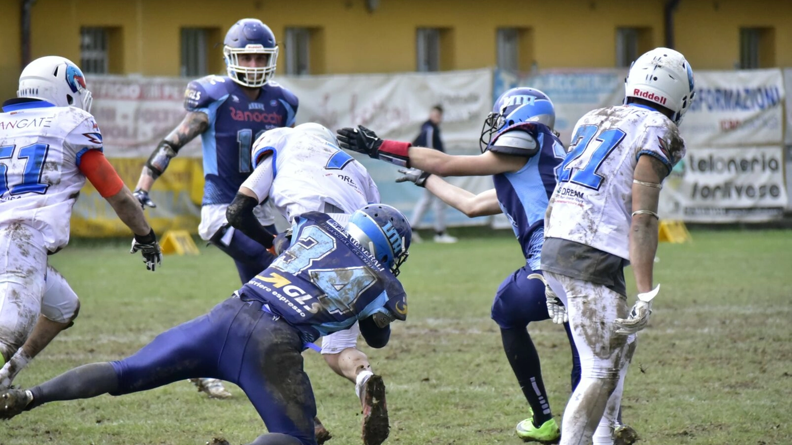 Un'azione di gioco dei Ranocchi Uta contro i Ducks Roma sul campo di Forlì