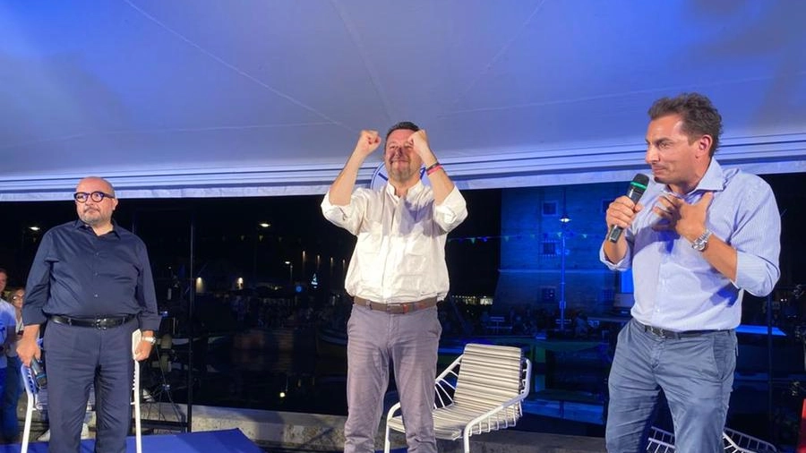 Salvini sul palco alla festa della Lega a Cervia