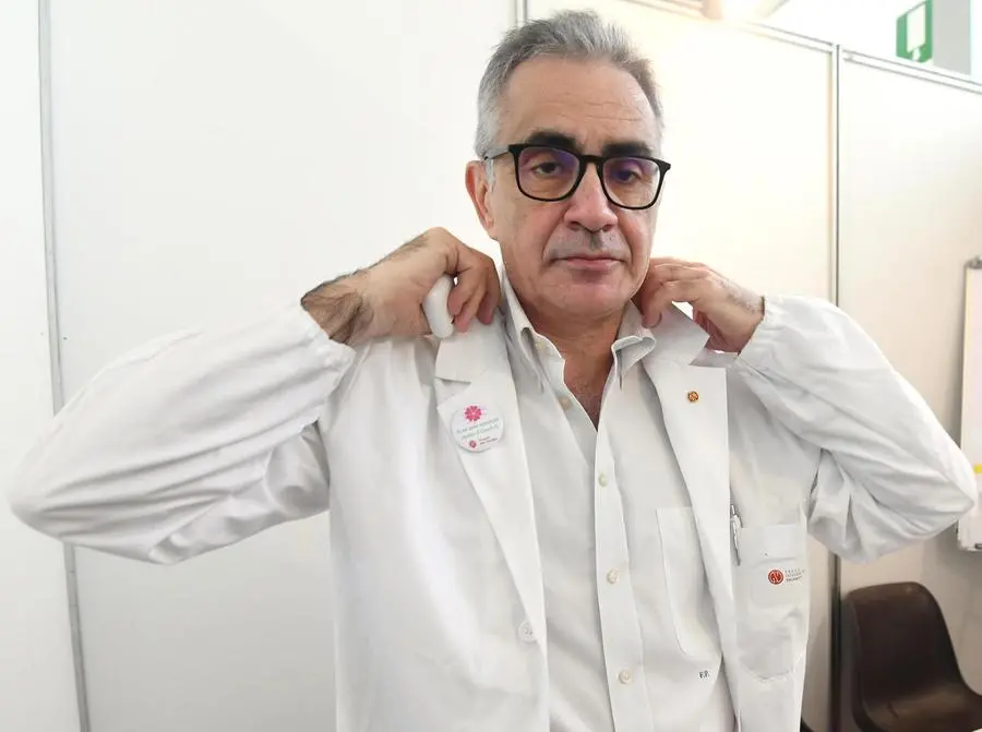 Lettera con proiettile a Pregliasco: "Consigli il vaccino per i bambini, ti spariamo"