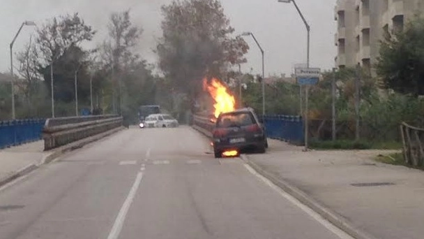 L’auto in fiamme