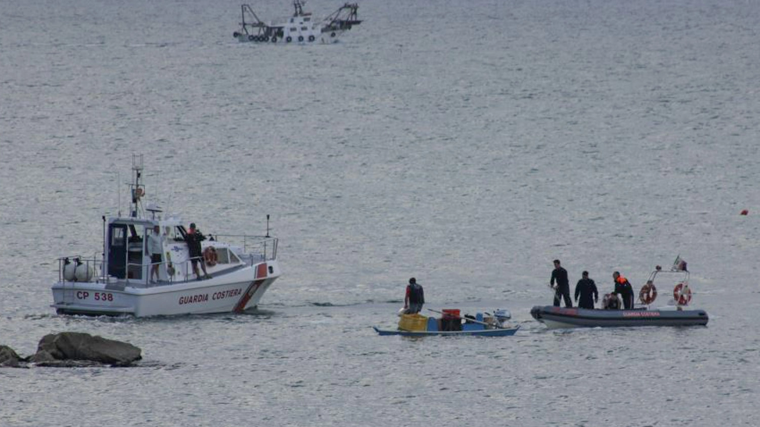 Porto San Giorgio, Guardia Costiera in azione contro la pesca illegale (foto Zeppilli)