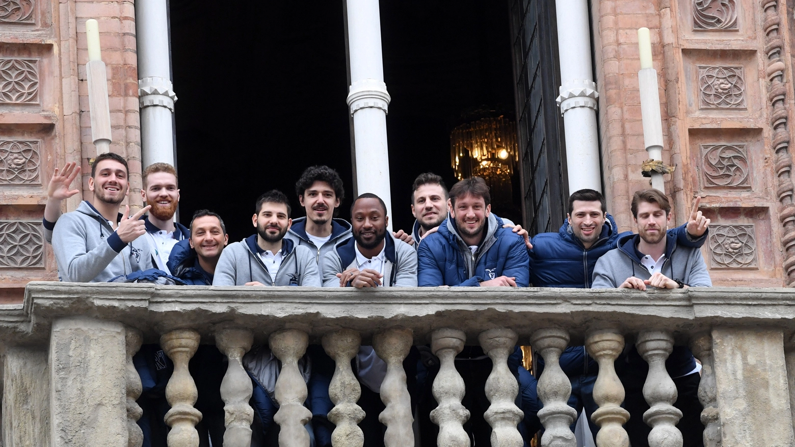 I giocatori della Fortitudo alla finestra di Palazzo d'Accursio (Foto Schicchi)