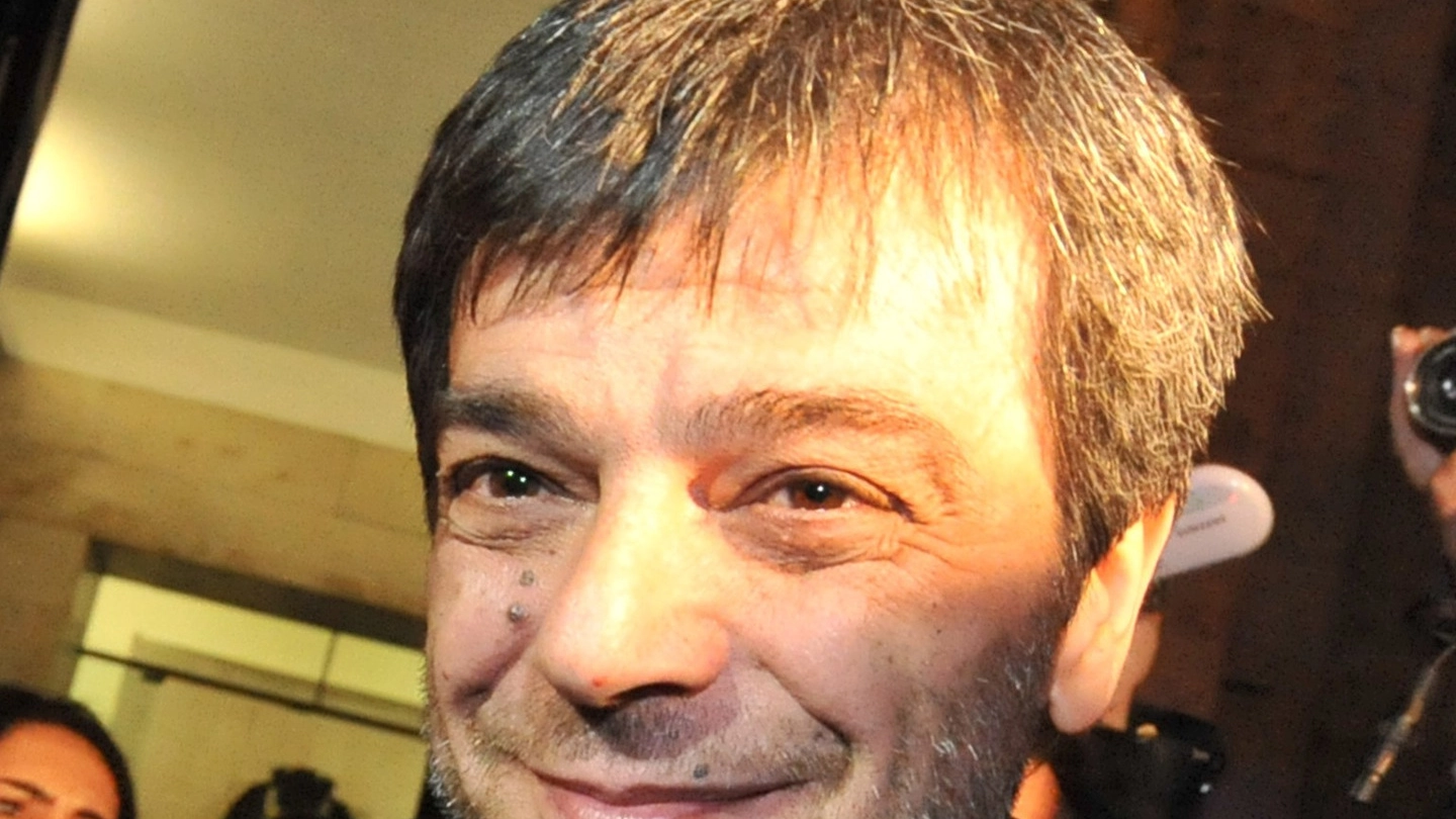 Antonio Iovine esce sorridendo dalla questura di Napoli, 17 novembre 2010 (Ansa)