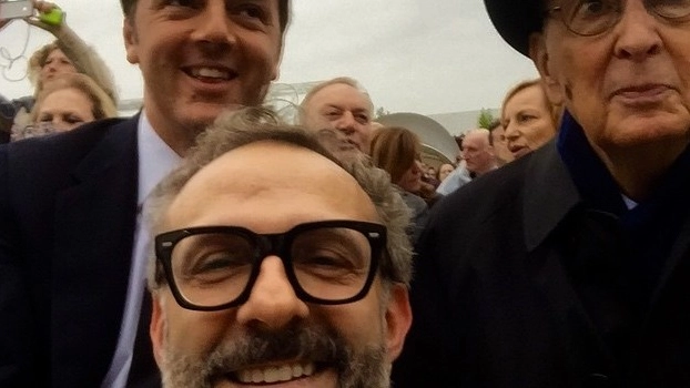Sopra il selfie scattato da Bottura con Renzi e Napolitano ieri all’inaugurazione