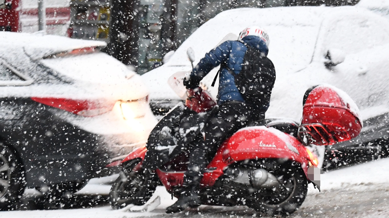 Viabilità difficile nella Bologna imbiancata dalla neve (foto Schicchi)