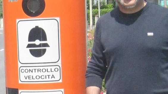 Il sindaco di Borghi Piero Mussoni che mostra una delle colonnine arancioni