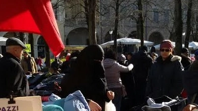 La donna al mercato in piazza Fontanesi