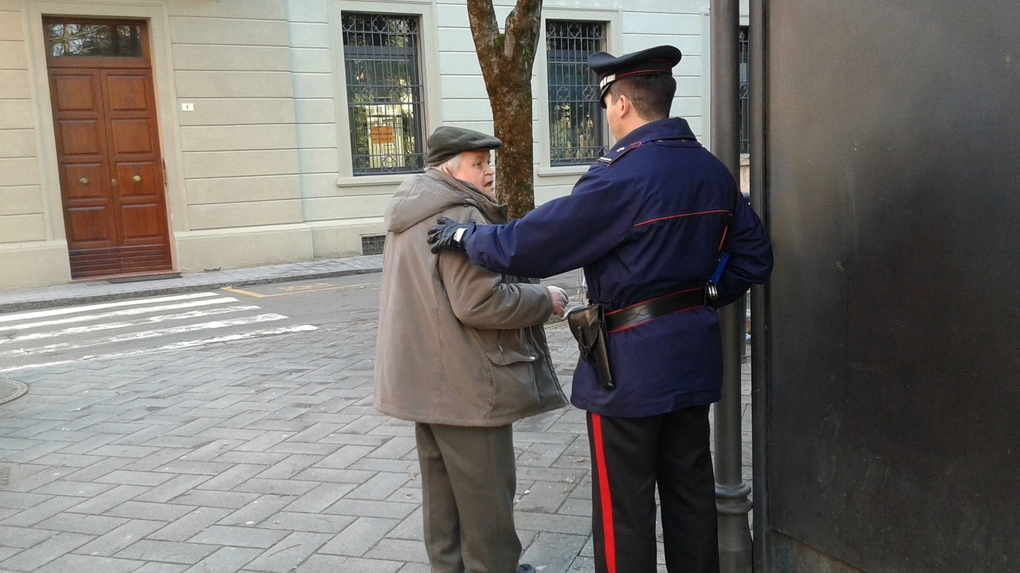 Un carabiniere con un anziano