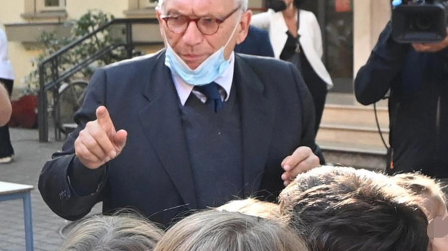 Il ministro dell’Istruzione Patrizio Bianchi, 69 anni, mentre visita una scuola elementare