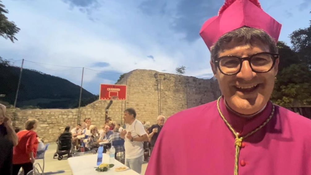 Il nuovo vescovo entra a Cagli  Città in festa per un giorno intero