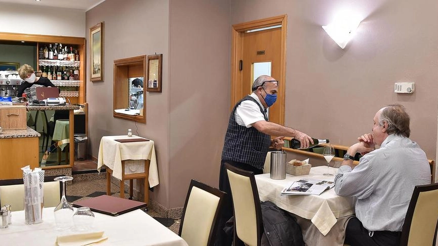 Un ristorante aperto a pranzo in zona gialla (Ansa)