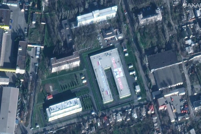 L'immagine satellitare Maxar che mostra a costruzione di una base russa a Mariupol (Ansa)